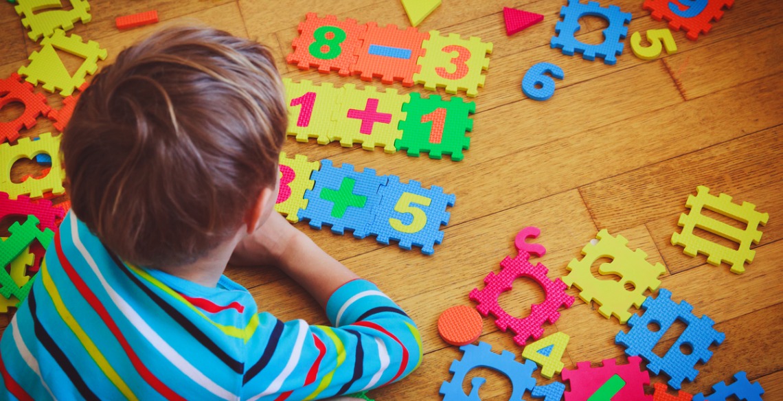 Esta disciplina tem por objetivo a aprendizagem de como ensinar a matemática na educação infantil e nos anos iniciais do ensino fundamental, por meio do diálogo com referenciais teóricos, construção de atividades, jogos e planos de aula.

Boas-vindas!

Prof. Matheus Custódio
matheuscustodio@ifsul.edu.br